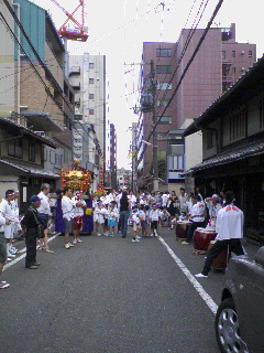 家の前で神輿と和太鼓