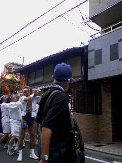 家の前で神輿と和太鼓