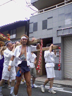 家の前で神輿と和太鼓